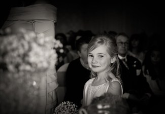 Ребенок стал модным свадебным фотографом